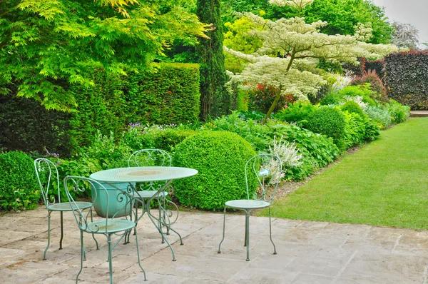 Maintaining Your Garden: The Art of Pruning Weeping Cherry Trees and Enhancing with Statues